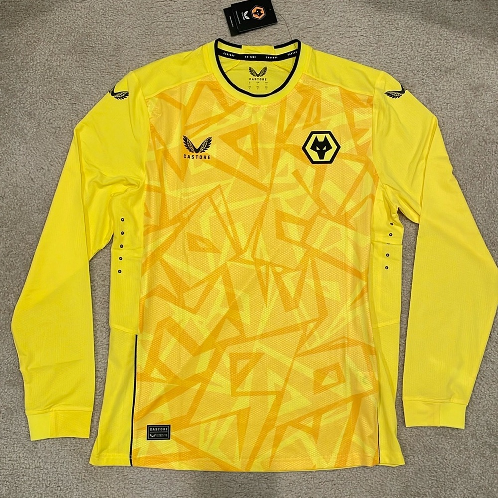 Castore Wolves Men's Pro Third Goalkeeper jersey Long Sleeve size L NWT